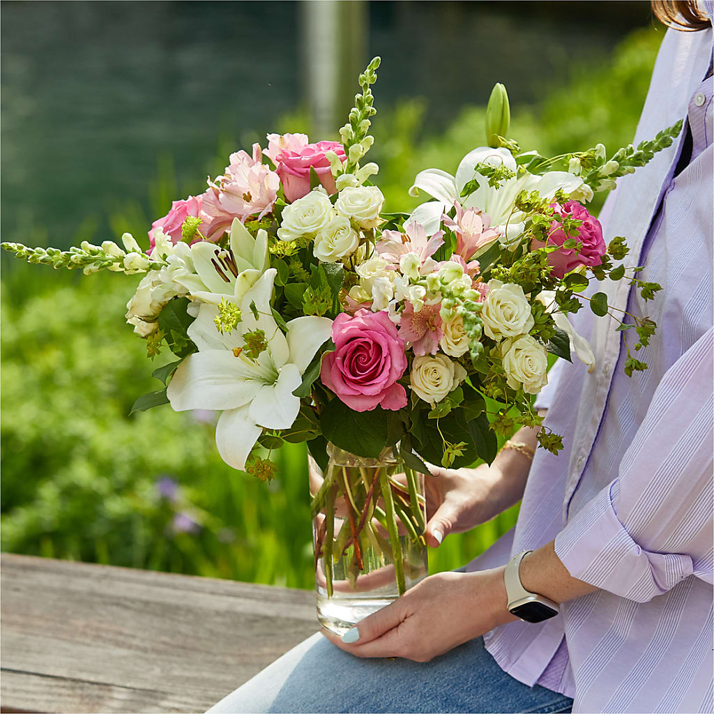 Fondly Bouquet – BOWS PETALS 'N LACE, Livingston TN